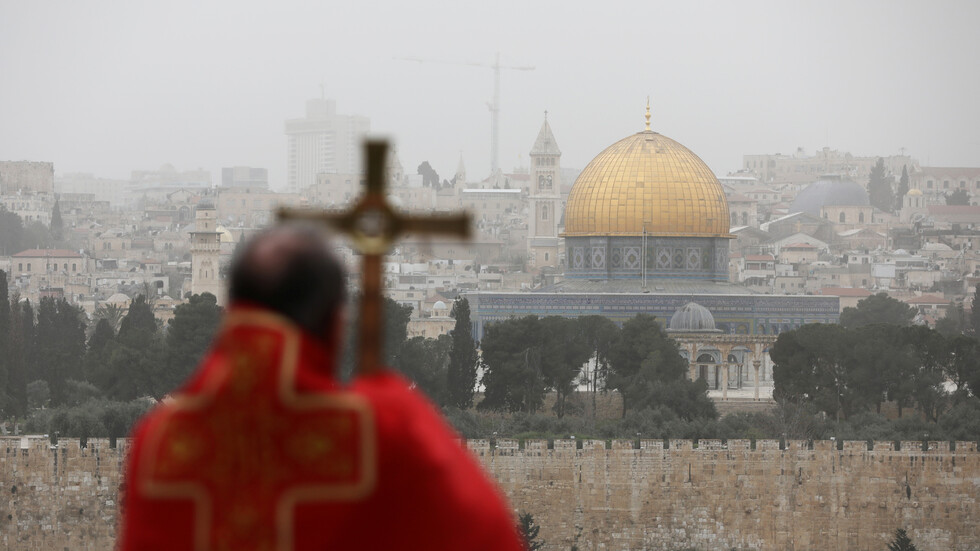 مستوطنون يعتدون على الكنيسة الرومانية في القدس (صورة)
