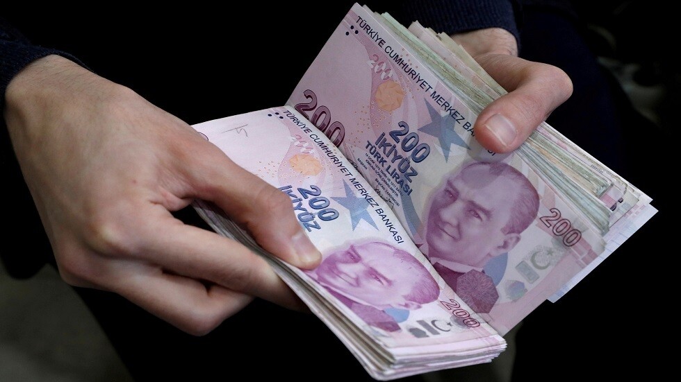 الليرة التركية تضعف 1.5% أمام الدولار