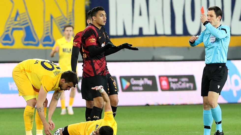 اجتماع بين غلطة سراي والاتحاد التركي لبحث "واقعة" طرد المصري مصطفى محمد (فيديو)
