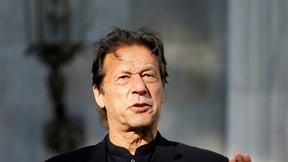 عمران خان يفوز بتصويت على الثقة في البرلمان الباكستاني