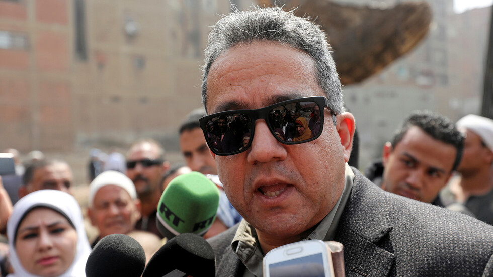 مصر.. وزير السياحة والآثار يشهد وضع قطع من كنوز الملك توت عنخ آمون في المتحف المصري الكبير (صور)