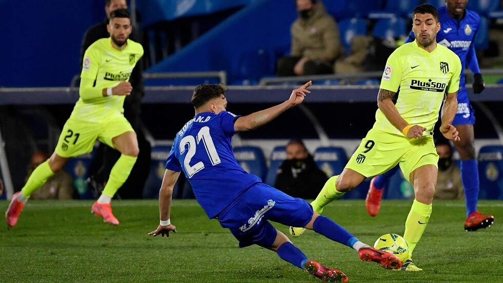 خيتافي "بعشرة لاعبين" يفرض التعادل على أتلتيكو مدريد ويشعل المنافسة على لقب "الليغا" (فيديو)