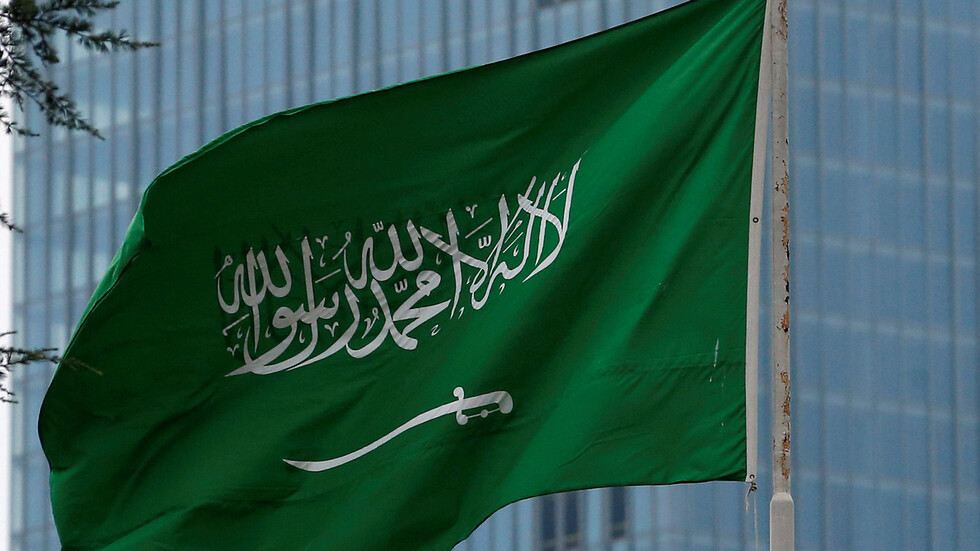 أحدهم وافد بمهنة حداد.. ضبط عمالة وافدة تشغل عيادة منزلية مخالفة بالسعودية