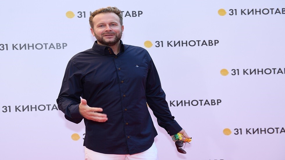 مخرج فيلم سينمائي عن الفضاء يتلقى دورة تدريبية في "مدينة النجوم" الروسية
