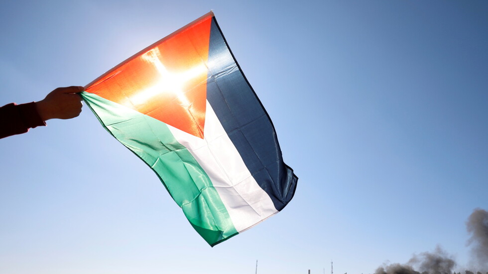 الجمارك الفلسطينية تضبط  شاحنتين محملتين بـ60 طن نفايات قادمة من إسرائيل