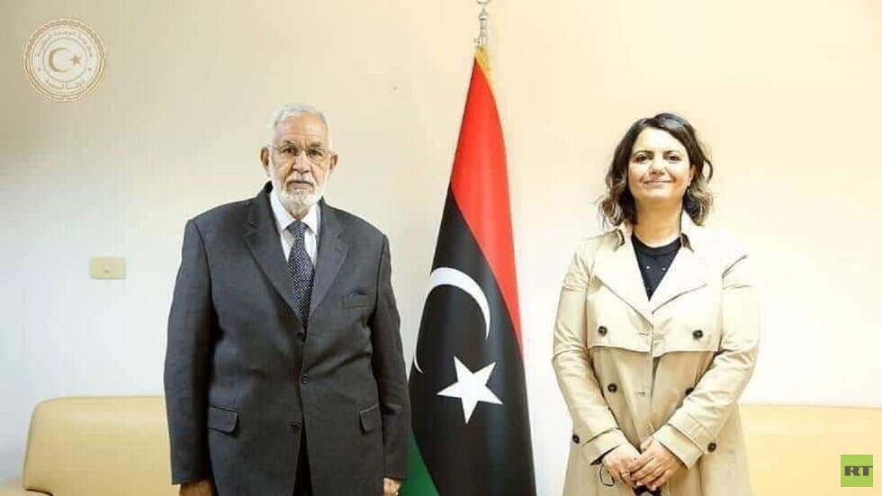 أول ليبية تتسلم  رسميا منصب وزير الخارجية في بلادها