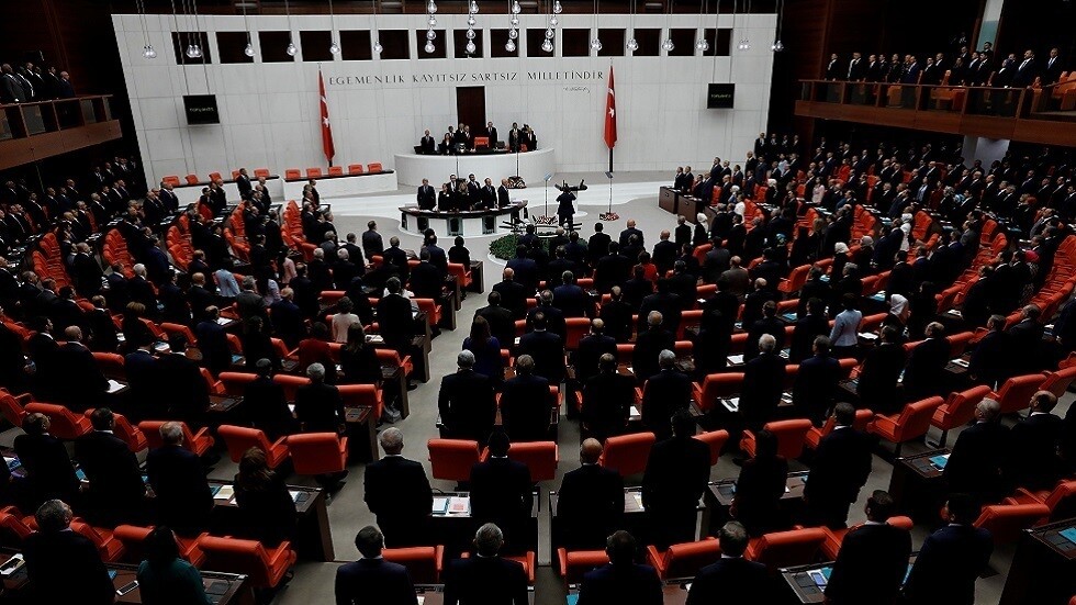 البرلمان التركي يجرد نائبا مؤيدا للأكراد من عضويته