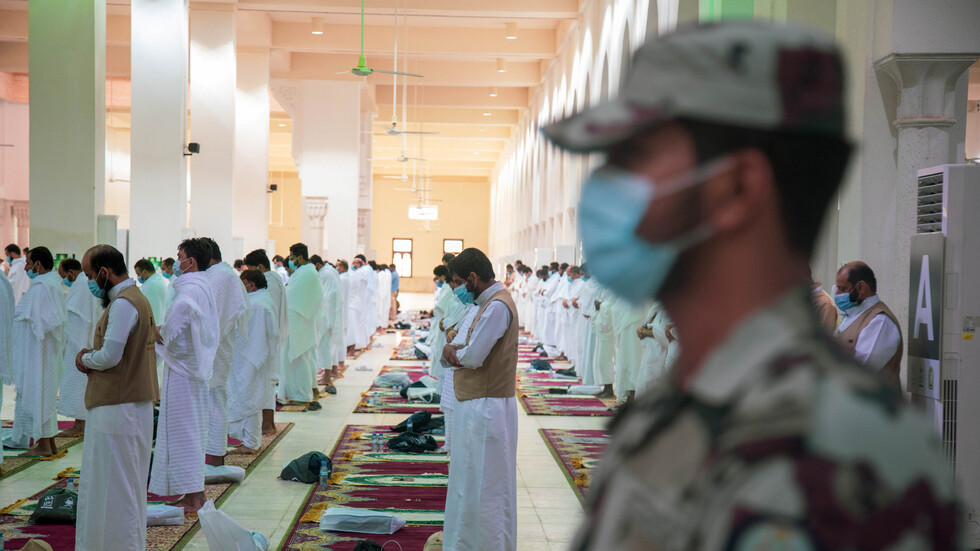 السعودية.. السديس  يؤكد أن تلقي لقاح كورونا في نهار رمضان لا يفطر الصائم