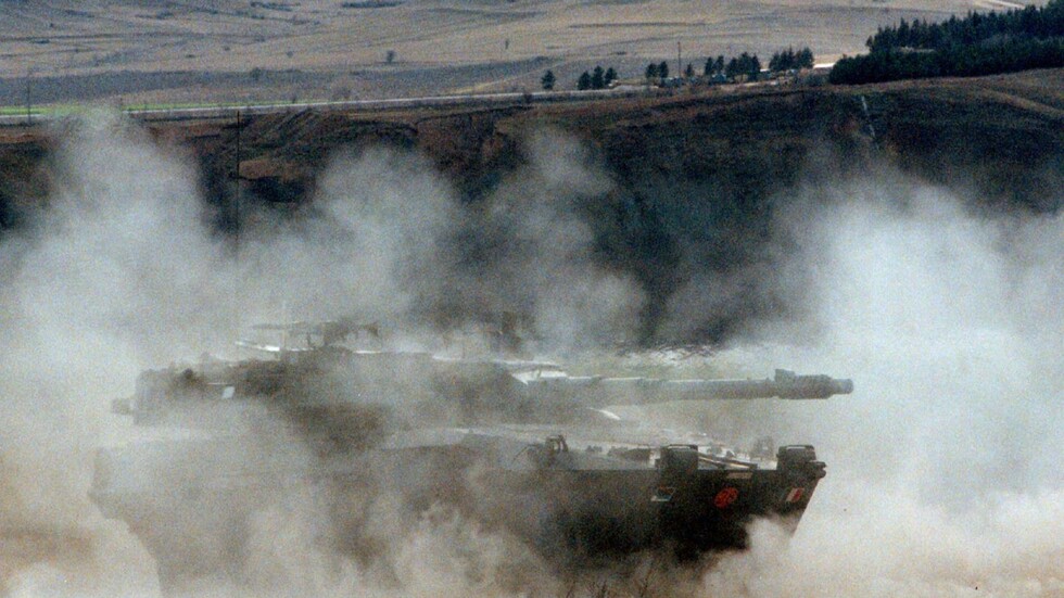 قذيفة من دبابة إيطالية تقضي على أعداد كبيرة من الدجاج