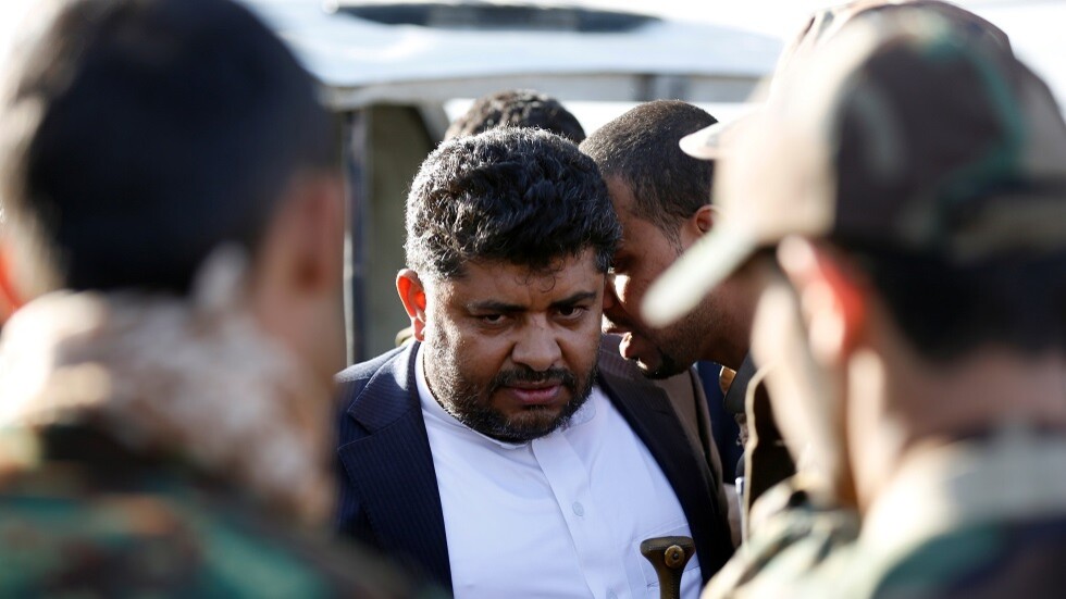 قيادي حوثي يدعو التحالف العربي لوقف إطلاق النار والإفراج عن سفن محتجزة