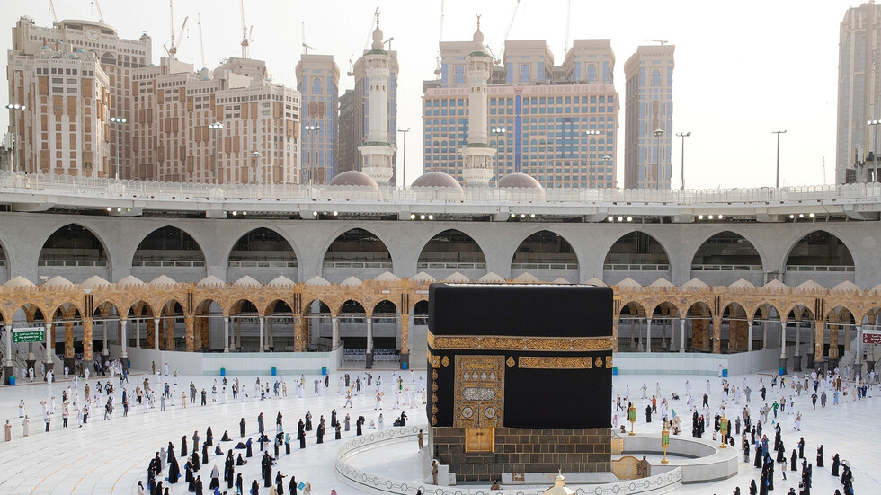 مع اقتراب شهر رمضان المبارك..مشروع "سقيا زمزم" يفتح من جديد في السعودية