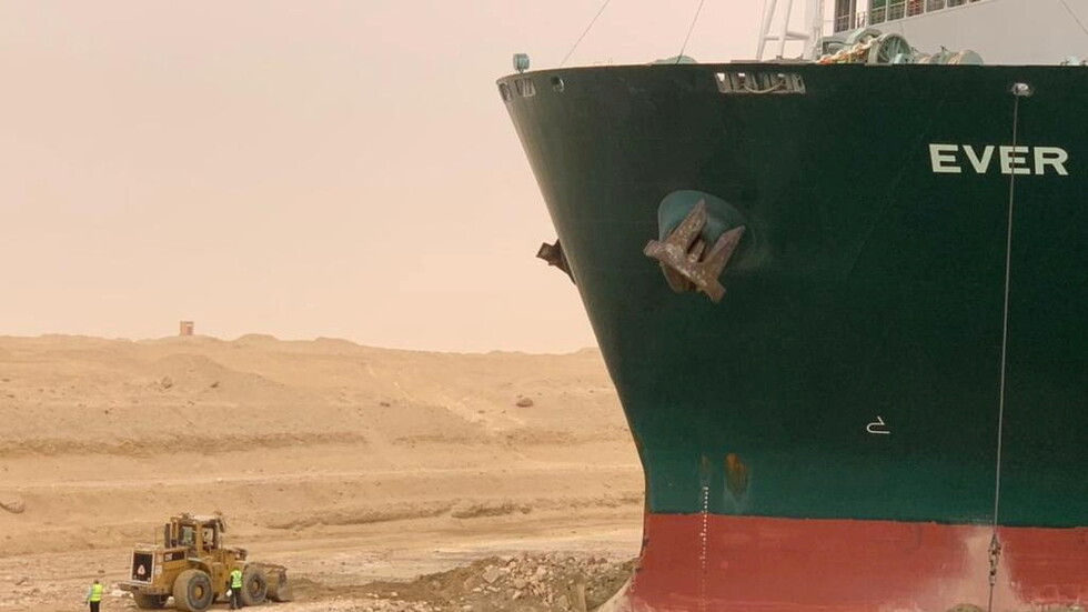 صور فضائية لسفينة الحاويات الجانحة في قناة السويس