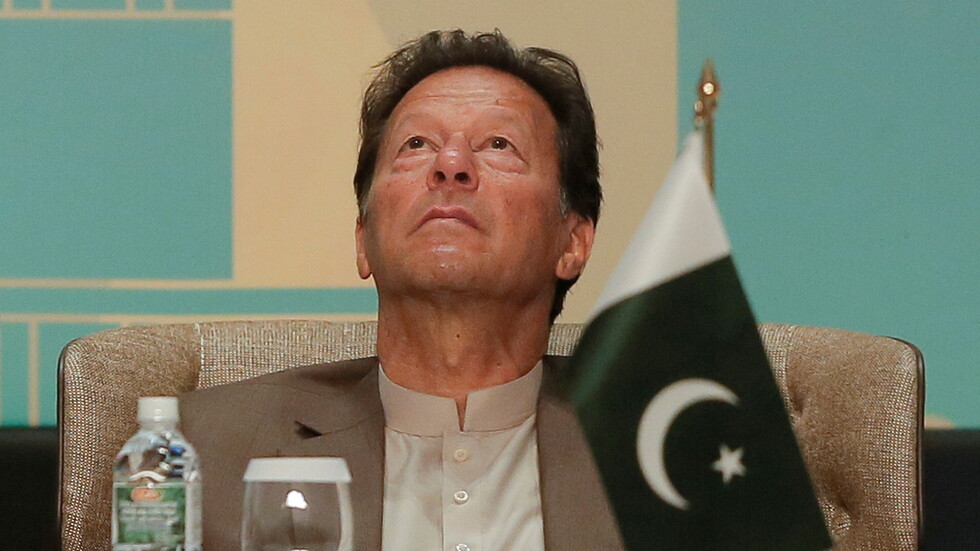 عمران خان يواجه انتقادات بعد عقد اجتماع رغم إصابته بكورونا