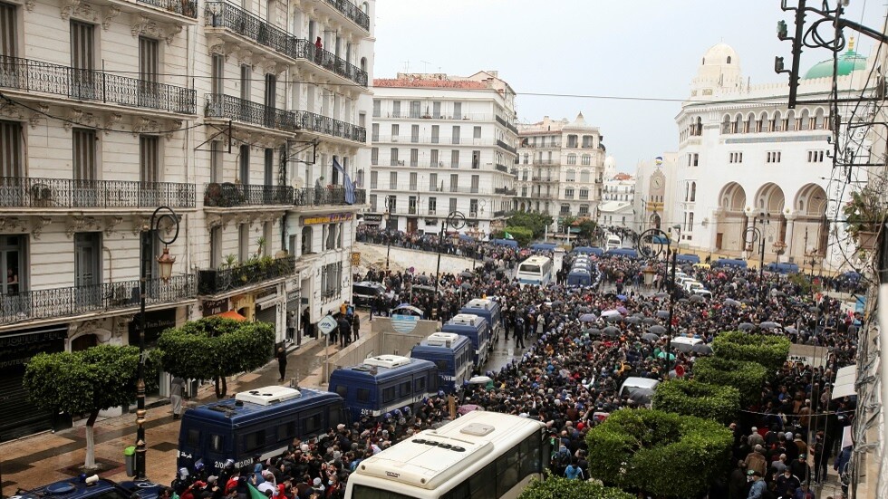 الأمن الجزائري يعلن توقيف مغربي "مندس" بين المشاركين في مسيرة الحراك بالعاصمة