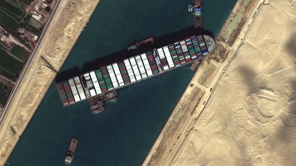 أزمة خانقة بالمحيطات والبحار.. شاهد آخر تحديث لتكدس السفن إثر جنوح "إيفر غرين" في قناة السويس (صور)