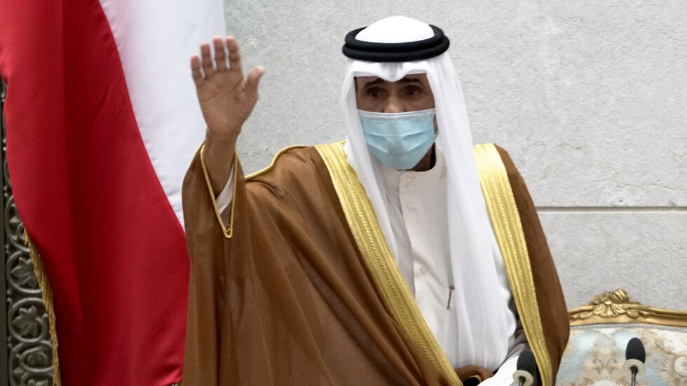 أمير الكويت يطالب النواب بالتعاون مع حكومة الخالد