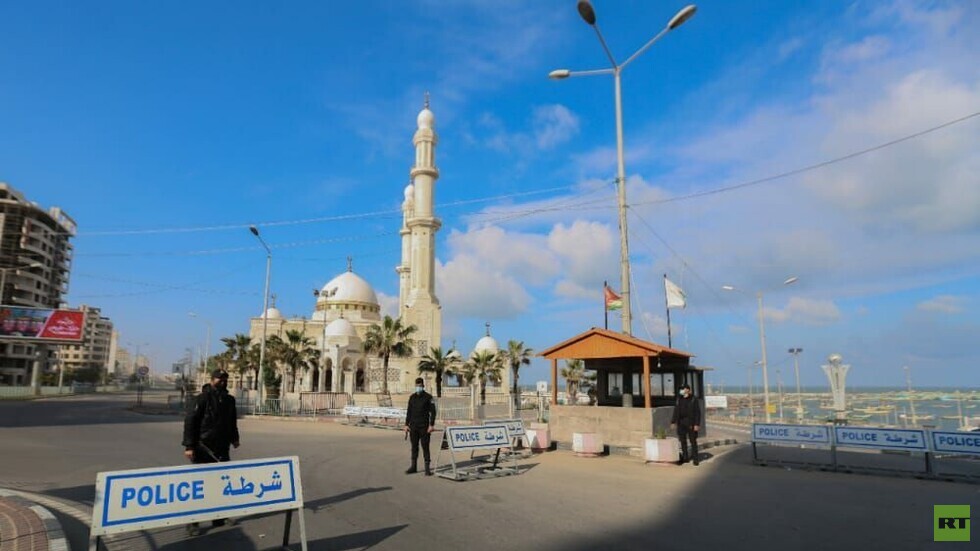 بالصور.. سريان قرار منع حركة المركبات يومي الجمعة والسبت في قطاع غزة