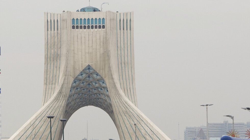 طهران تؤكد أنه ليس من خيار أمام واشنطن سوى رفع العقوبات