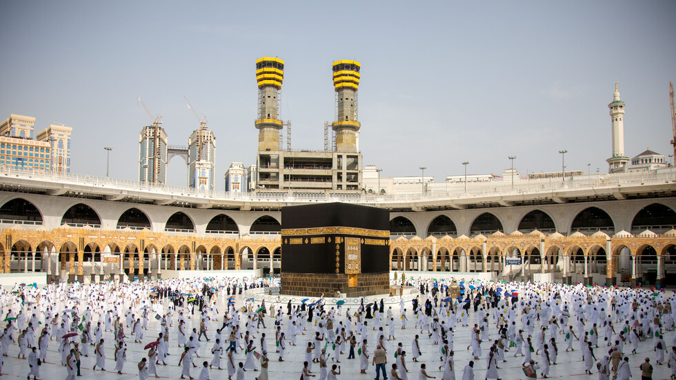 السعودية تقرر رفع الطاقة الاستيعابية للمسجد الحرام وتحدد كيفية أخذ تصاريح العمرة والصلاة فيه