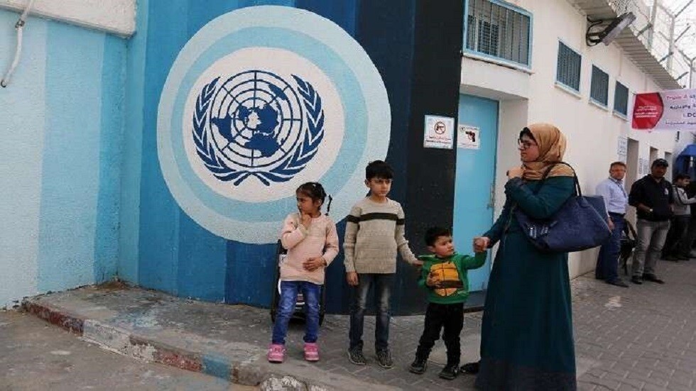 "الأونروا" تجمد عقود 250 معلما في غزة