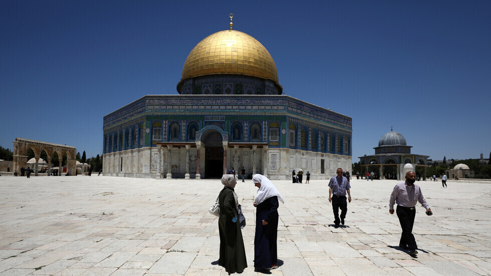 مئات الفلسطينيين يجهزون المسجد الأقصى لاستقبال شهر رمضان (فيديو)