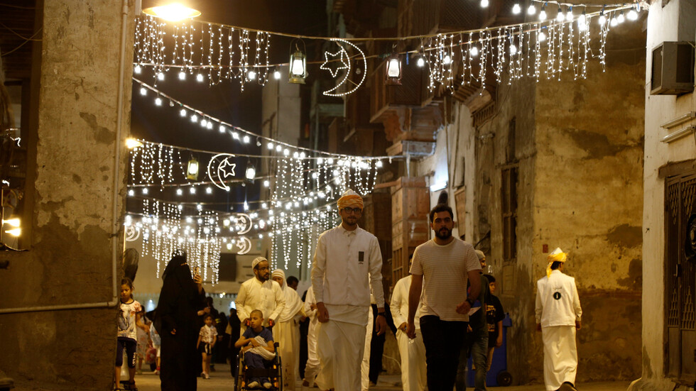 لم يولد الهلال بعد.. أستاذ مناخ سعودي يحدد  