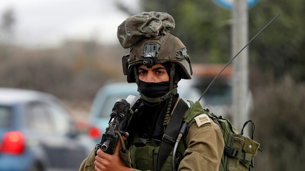 القوات الإسرائيلية تعتقل 25 فلسطينيا بالضفة الغربية فجرا