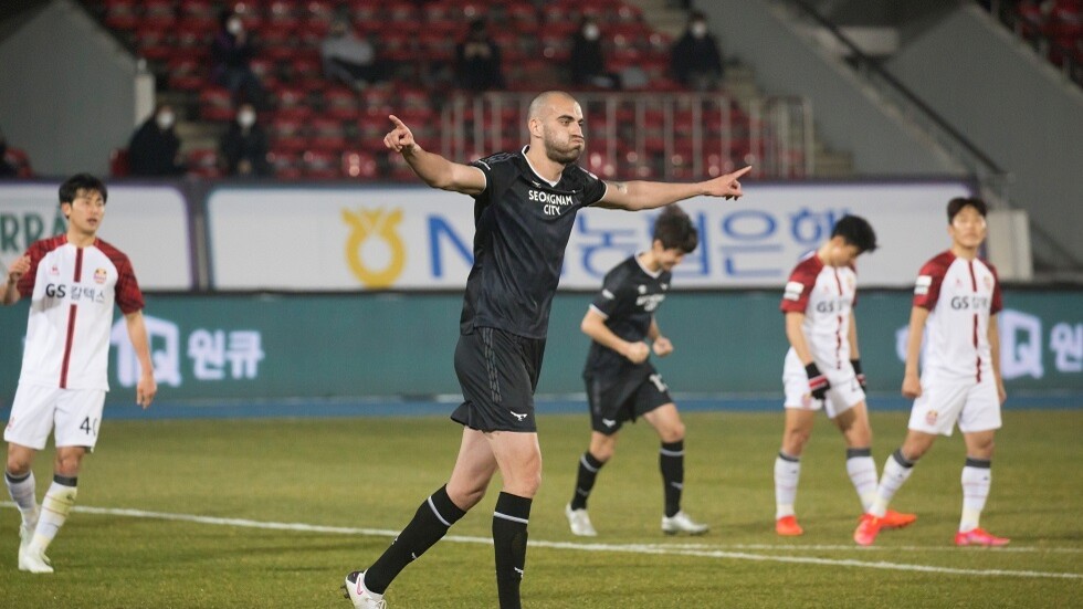 شاهد.. لاعب يتوقف فجأة عن الاحتفال بهدف بسبب خلع قميصه