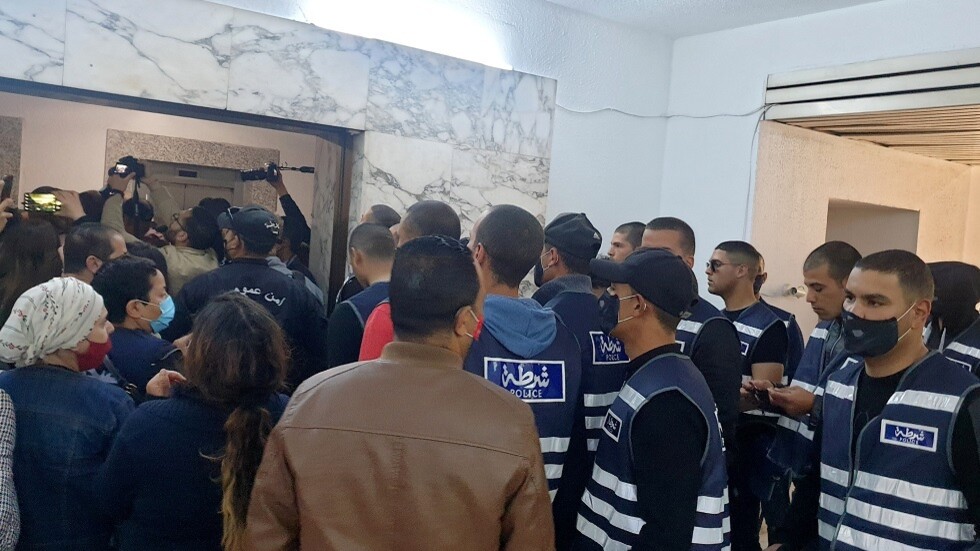 الأمن التونسي يقتحم وكالة الأنباء الرسمية لفرض تنصيب رئيس مدير عام جديد (فيديو)