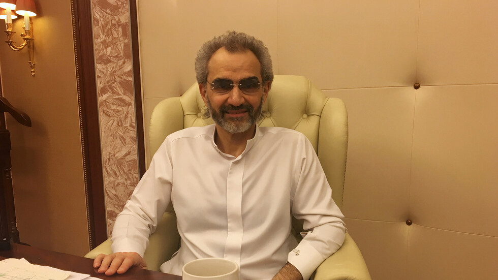 بالفيديو.. الوليد بن طلال يتلقى لقاح كورونا.. ماذا قال للممرضة السعودية؟