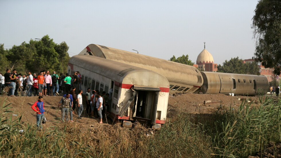 مصر.. مصادر تكشف أسباب تركيب قطع خشبية في قضبان سكة قطار طوخ