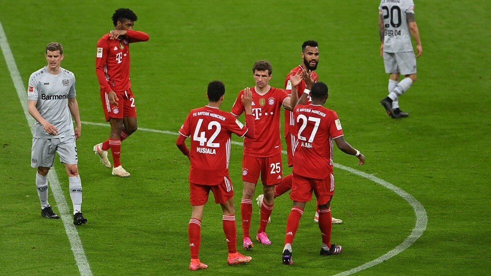 بايرن ميونخ يتجاوز ليفركوزن بثنائية ويقترب من التتويج بلقب 
