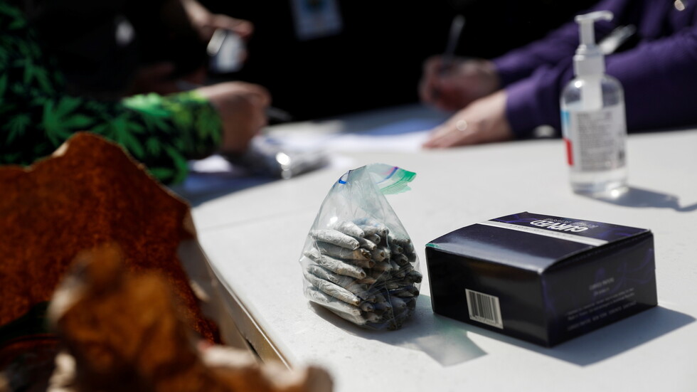 نشطاء يوزعون الماريجوانا في وسط نيويورك على من تلقوا لقاح كورونا