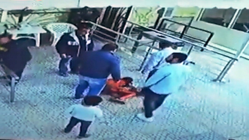 مصر.. كاميرا ترصد اعتداء موظف أمن بنادي طنطا على طفل (فيديو)