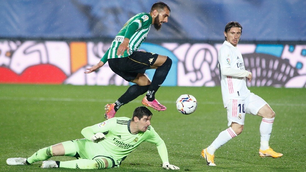 ريال مدريد يهدر نقطتين ثمينتين في الأمتار الأخيرة من الصراع على لقب "الليغا" (فيديو)