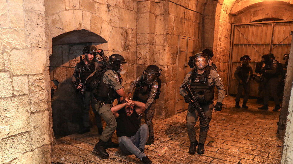 القوات الإسرائيلية تعتقل 6 شبان فلسطينيين في بيت حنينا والخليل