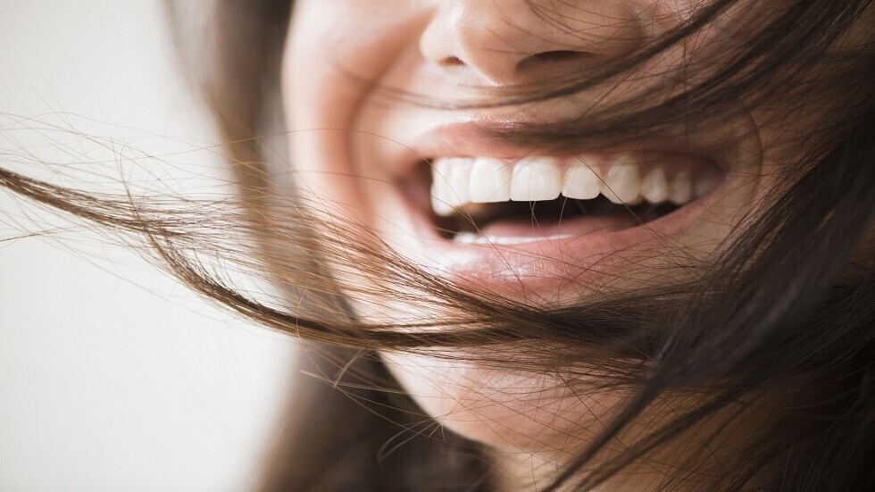 شابة تواجه حالة نادرة تجعلها تغفو كلما ضحكت!