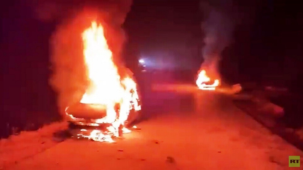 مستوطنون يحرقون 3 سيارات للفلسطينيين ويخطون شعارات عنصرية شمال غرب القدس (فيديو)
