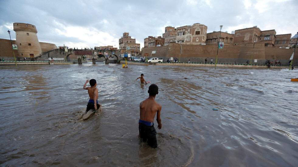مصادر محلية: 13 قتيلا بينهم طفلان جراء فيضانات في اليمن
