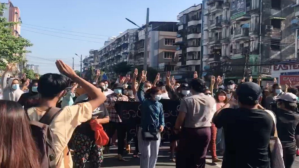 ميانمار.. تظاهرات بالآلاف وسط تقارير عن وقوع قتلى