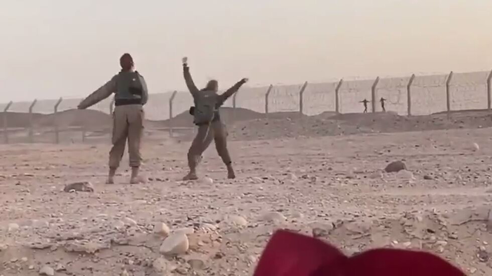 رقصة على الحدود.. مجندتان إسرائيليتان تراقصان "جنديين" مصريين من خلف السياج
