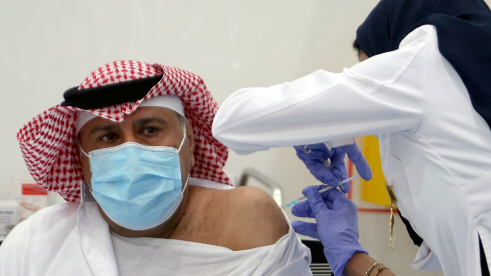 السعودية.. لقاح كورونا إلزامي للموظفين في القطاعين العام والخاص