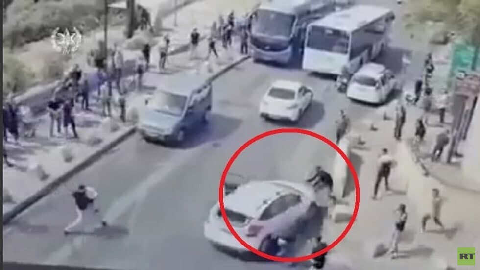 بالفيديو.. مستوطن يحاول دهس شبان فلسطينيين قرب باب الأسباط والخارجية الإسرائيلية تفنّد الرواية