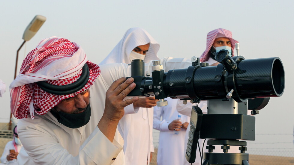 خبير فلكي سعودي لرصد الأهلّة يتوقع يوم عيد الفطر