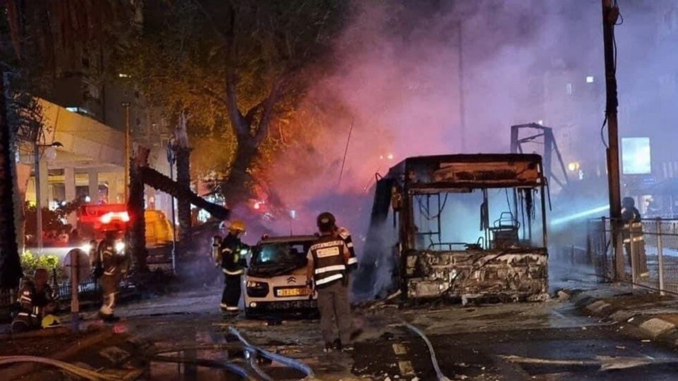 مقتل امرأة وإصابة 26 آخرين بينهم حالتان إصابتهما خطيرة بقصف من غزة على تل أبيب