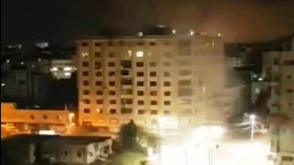 الطيران الحربي الإسرائيلي يدمر برج الجوهرة في غزة بشكل كامل (فيديو)