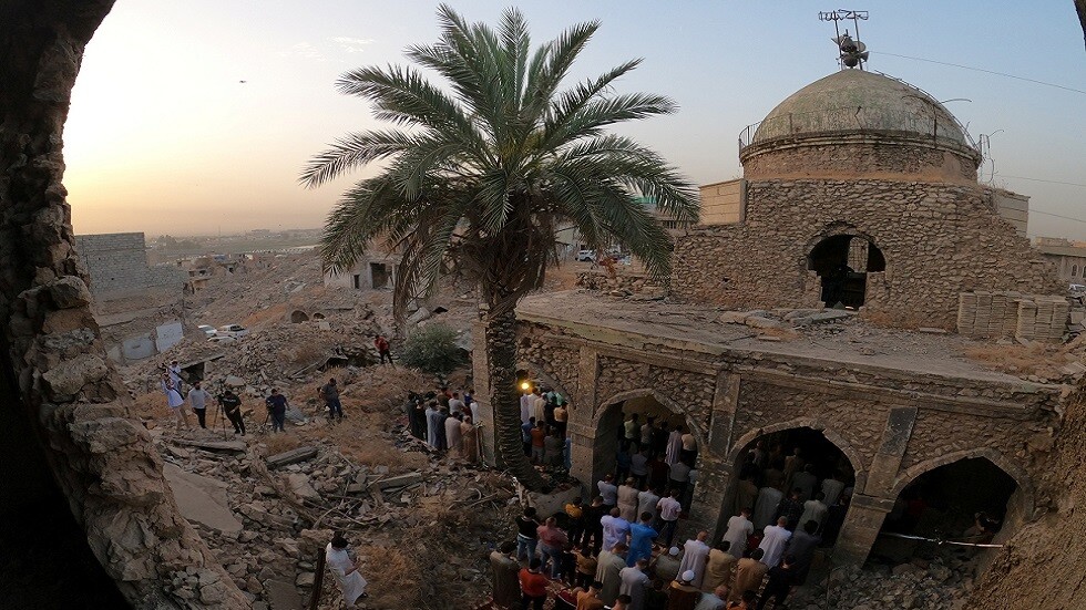 دمره "داعش".. العراقيون يؤدون صلاة العيد في أقدم مساجد الموصل