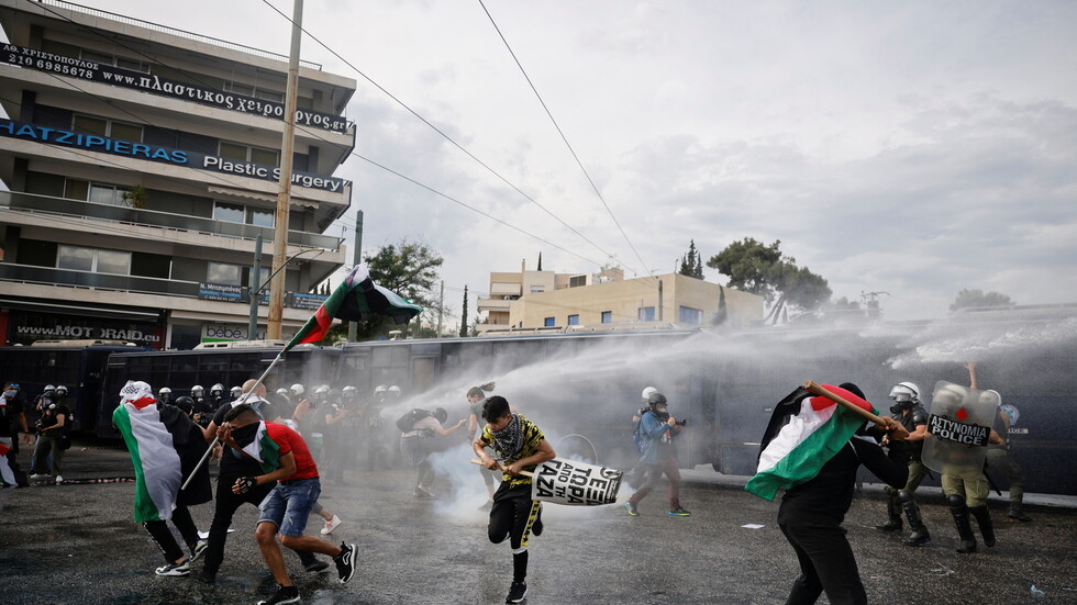 اليونان.. قنابل الغاز وخراطيم المياه ضد متظاهرين متضامنين مع الفلسطينيين في أثينا