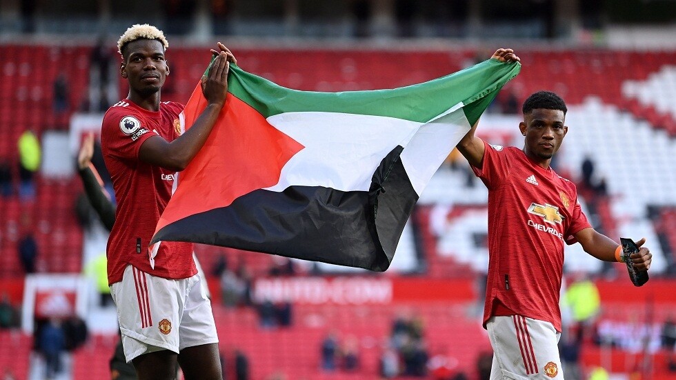 بالفيديو.. بوغبا وتراوري يحملان علم فلسطين في معقل "الشياطين الحمر"