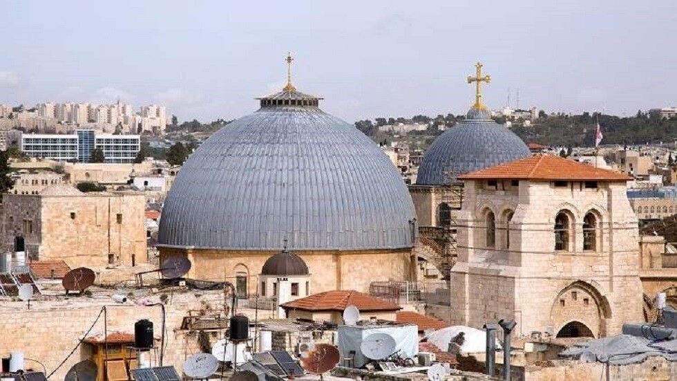 مستوطنون يعتدون على رجال دين مسيحيين قرب كنيسة القيامة بالقدس